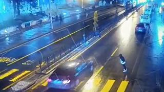 Kaza süsü vermek için arabaların önüne atladı