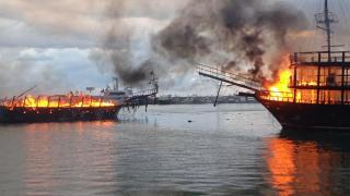 Alanya'da iki tur teknesinin yandığı anlar kamerada