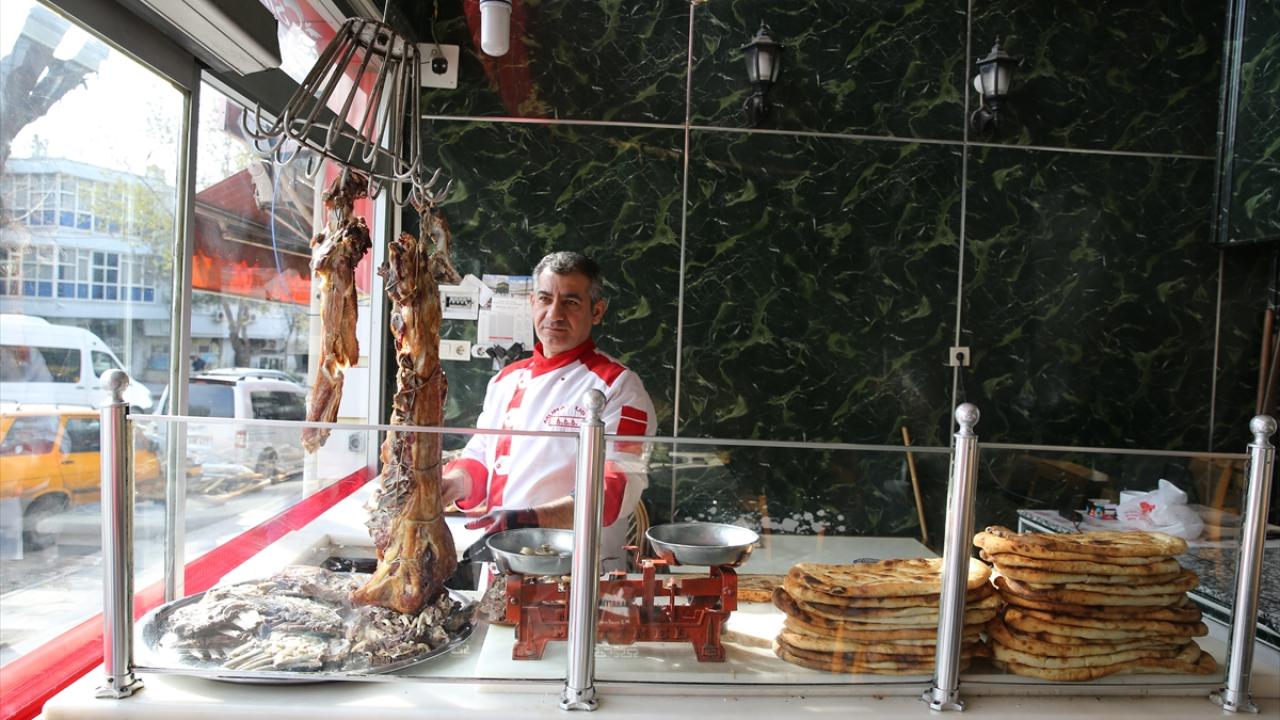 Büryan kebabı kuyularda pişiriliyor