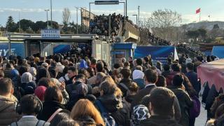 Altunizade'de metrobüs arızası nedeniyle yoğunluk