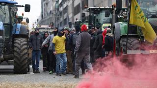 Avrupa'nın başkentinde sokaklar karıştı: Ateş, tezek, polis şiddeti