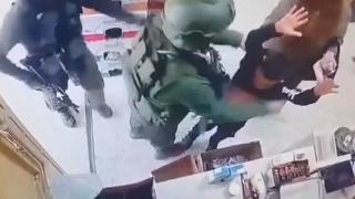 İsrail askeri, alışveriş yapan küçük çocuğu darp etti