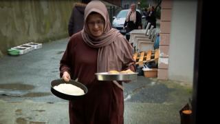 Apartmanın önünde iftar geleneği...