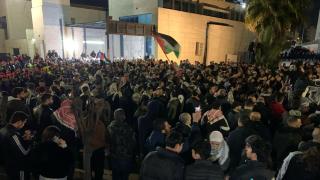 Ürdün'de yüzlerce kişi İsrail Büyükelçiliği önünde toplandı