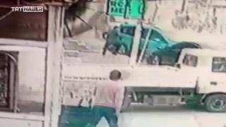 'Dur' ihtarına uymayan sürücü 4 araca çarpıp kaçtı