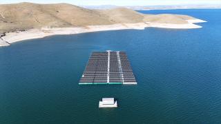 Türkiye'nin ilk yüzer güneş enerjisi santrali havadan görüntülendi