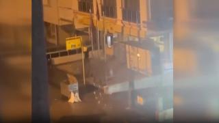 Kargosunu teslim alamayan kişi PTT şubesinin camlarını böyle kırdı