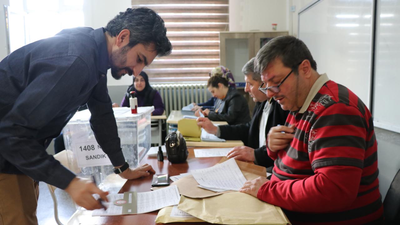 Oy verme bitim saatinden önce sandıklar açılamayacak