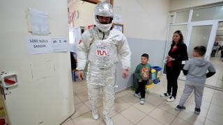 Muay thai milli sporcusu, astronot kostümüyle oy kullandı