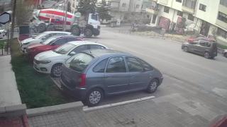 Kontrolden çıkan çimento tankeri devrildi