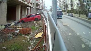 Kaldırımda yürüyen kadın arabanın altında kalmaktan kıl payı kurtuldu