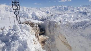 Hakkari'de baharda karla mücadele