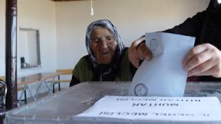 Türkiye'nin en yaşlı seçmeni 117 yaşındaki Arzu nine oyunu kullandı