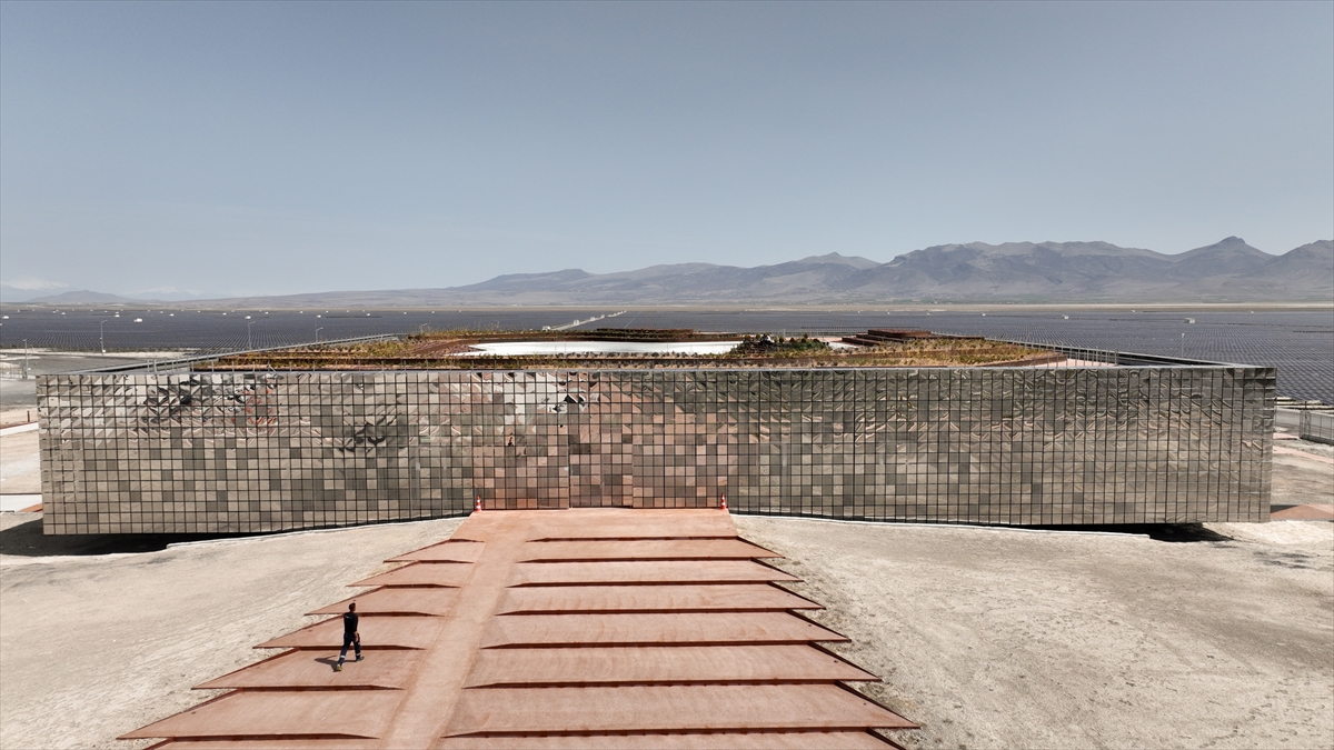 Merkez tasarlanırken, çevresel, teknolojik ve estetik kaygılar gözetildi