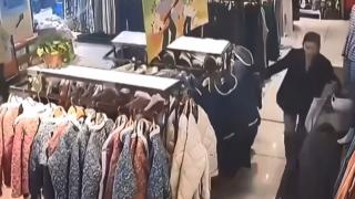 Çin’de AVM’nin zemini aniden çöktü: 2 yaralı