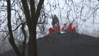 İngiltere'de, İsrail'e silah parçası satan tesisin çatısı ve camları balyozla kırıldı