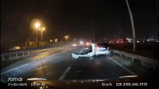 Direksiyon hakimiyetini kaybeden sürücü bariyerlere böyle çarptı