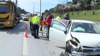 Makas atarak ilerleyenler iki otomobile çarpıp kaçtı