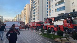 Yangına müdahale sırasında yüksekten düşen itfaiye personeli yaralandı