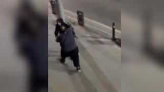 Kadın polisten eli bıçaklı kişiye 'duygusal' müdahale