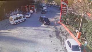 Çocuklar el frenini indirdi, kayan araç refüje çarparak durabildi