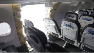 Kalkış sırasında uçağın motor kapağı koptu