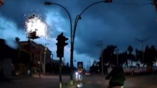 Hatay'da yıldırım düşen elektrik direği böyle patladı