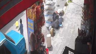 Balonun peşinden koşan oğlunu ezilmekten son anda kurtardı