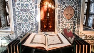 Cumhurbaşkanı Erdoğan, "İstanbul Mushafı"nı Mukaddes Emanetler Dairesine hediye etti