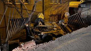 Nevşehir'de bir otomobil evin bahçesine böyle devrildi