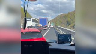 Emniyet şeridini ihlal eden sürücüler ambulansa zor anlar yaşattı