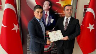 Şirinler'in muhtarı mazbatasını aldı