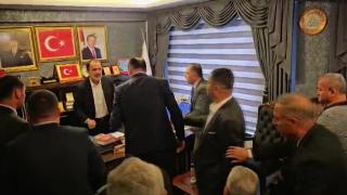 Devir teslim töreninde YRP'li eski başkan MHP'li milletvekilinin üzerine yürüdü