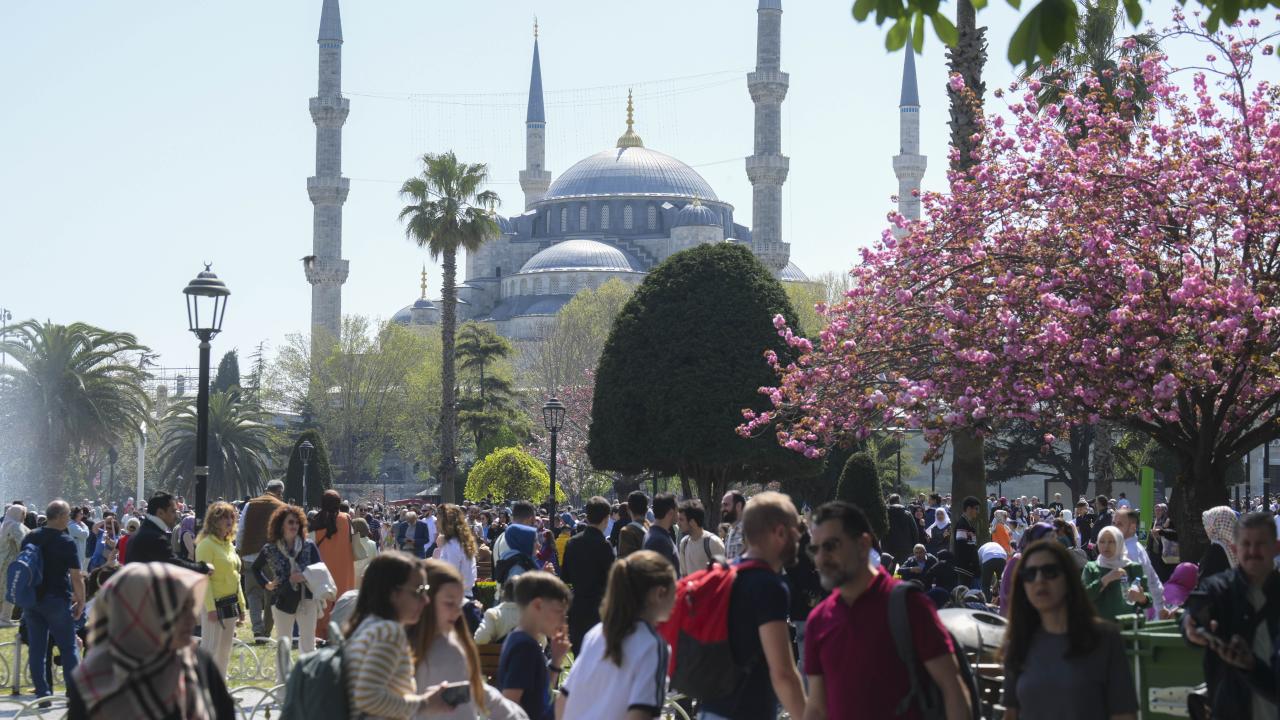 İl dışından gelenler Ayasofya ve Sultanahmet`i tercih ediyor