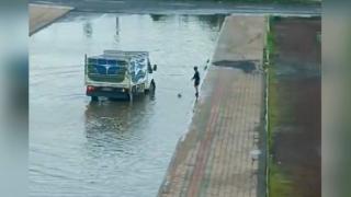 Kamyonet sürücüsü topu su birikintisine düşen çocuğa böyle yardım etti