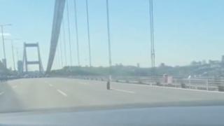 FSM Köprüsü'nde otomobilin lastiği yerinden çıktı: O anlar kamerada