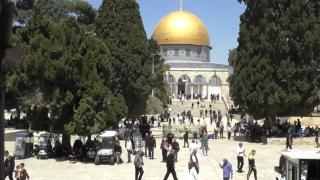 Mescid-i Aksa’da cuma namazı 30 bin kişiyle kılındı