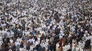Dünyanın dört bir yanında Müslümanlar bayram namazında buluştu