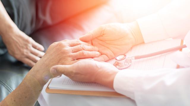 Kuru temizlemecilere yakın yaşamak Parkinson riskini artırıyor haber görseli