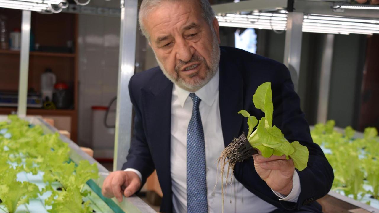 Fakültede balık ve bitkiyi birlikte yetiştirdiler