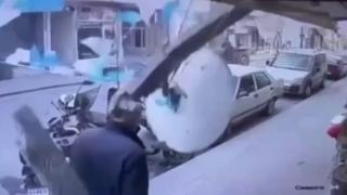 Kaldırımda yürüyen kişi çanak antenin altında kalmaktan kıl payı kurtuldu