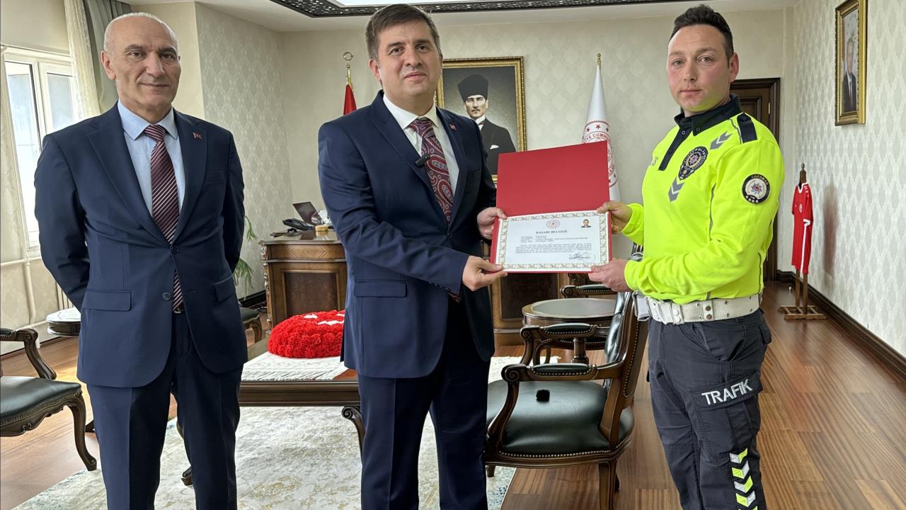 Karaman Valisi'nden kazayı önleyen polise başarı belgesi