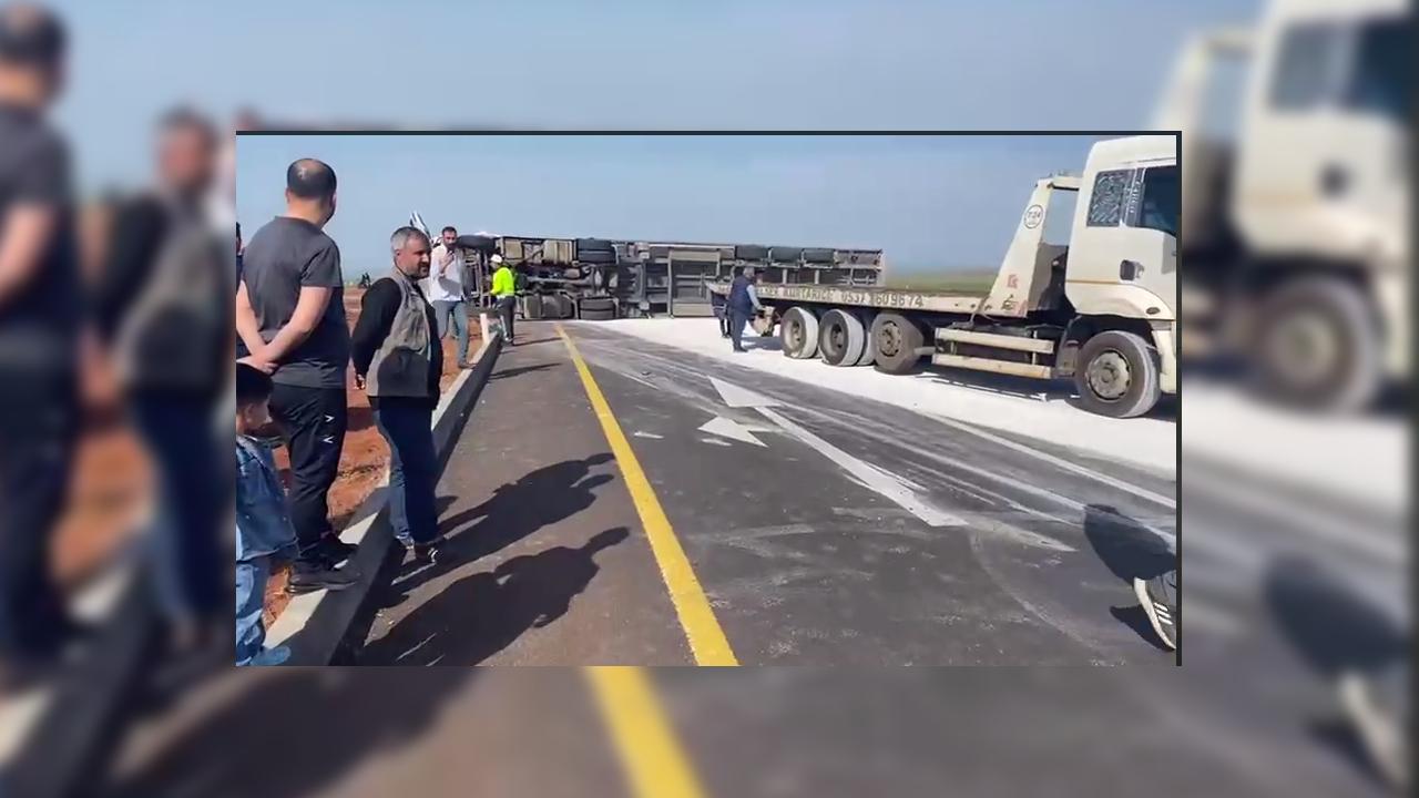 Diyarbakır karayolunda tır devrildi