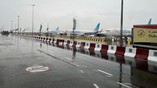 Dubai Uluslararası Havalimanı yakınında İHA isabet eden yakıt tankında yangın çıktı, uçuşlar geçici olarak askıya alındı