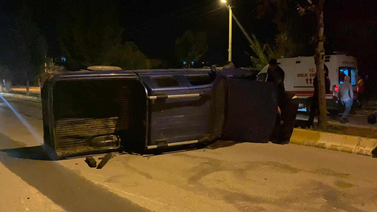 Adıyaman'da refüje çarpan kamyonet devrildi: 2 yaralı