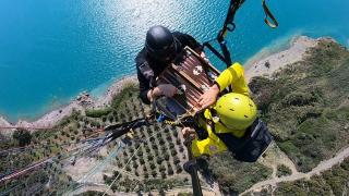 Yamaç paraşütü pilotları gökyüzünde tavla oynadı