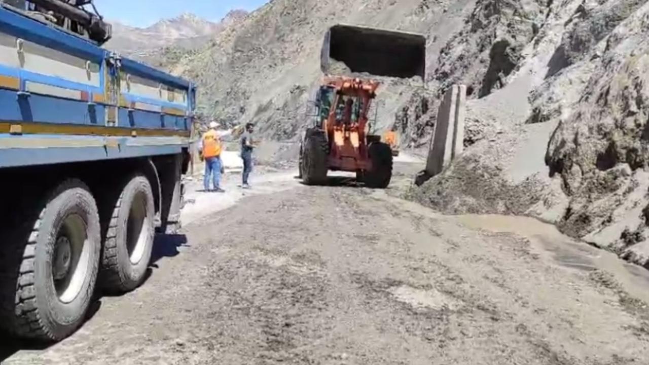 Hakkari Yüksekova yoluna inen kaya parçaları temizleniyor