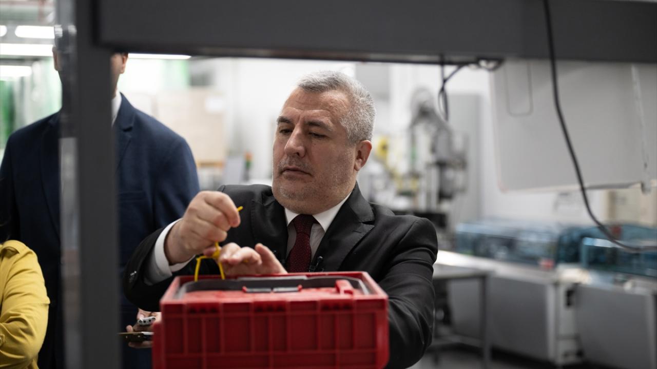 Soru kitapçıklarının kutuları, tek kullanımlık kilitlerle koruma altına alınıyor