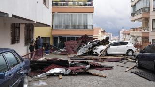 Ankara'yı sağanak ve fırtına vurdu: Çatılar uçtu, ağaçlar devrildi