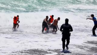 Denizde mahsur kalan genç, insansız cankurtaran ile kurtarıldı